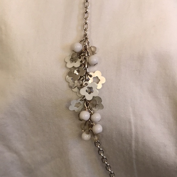 Silver-tone white flower and bead design necklace.  Very cute! - Picture 3 of 8